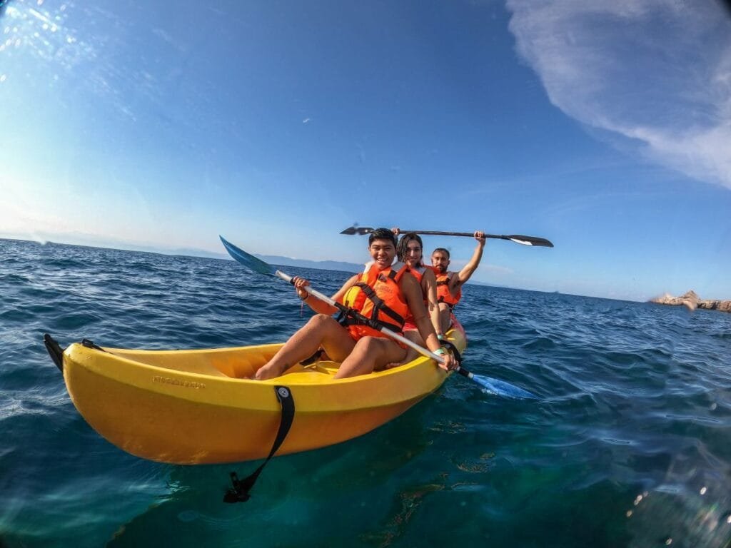 Grupo de personas remando en kayak cerca de las Islas Marietas.
