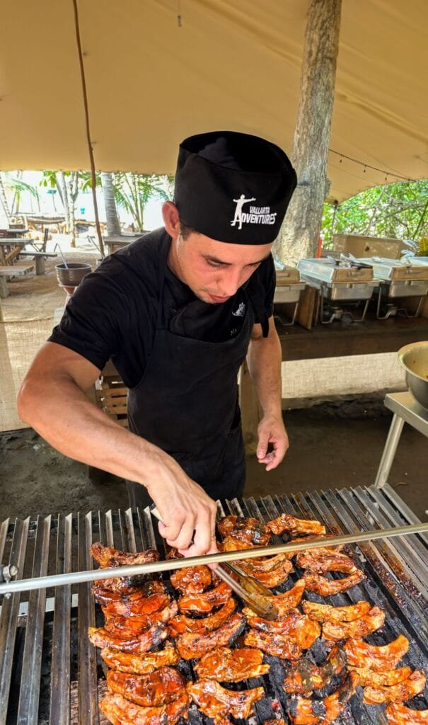 Chef preparando costillas a la parrilla para el almuerzo en Cascada Yelapa & Majahuitas Beach BBQ.