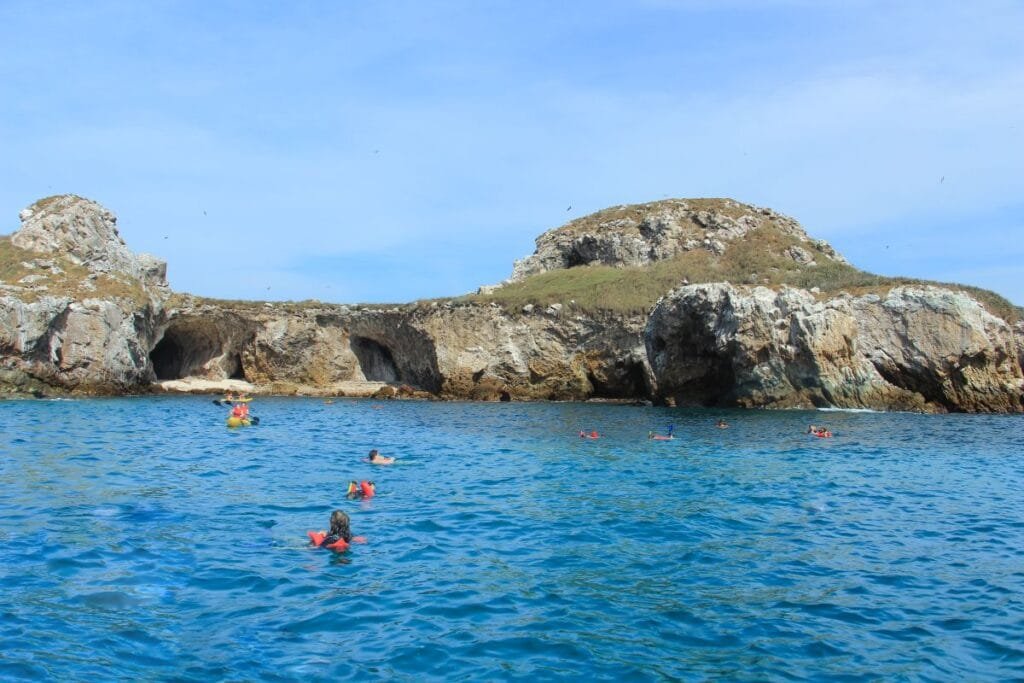 Turistas explorando la vida marina y el entorno protegido de las Islas Marietas.