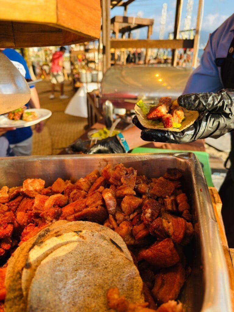 Vallarta BBQ Experience 2026: El festival que encendió la bahía 17 Charola llena de pork belly.