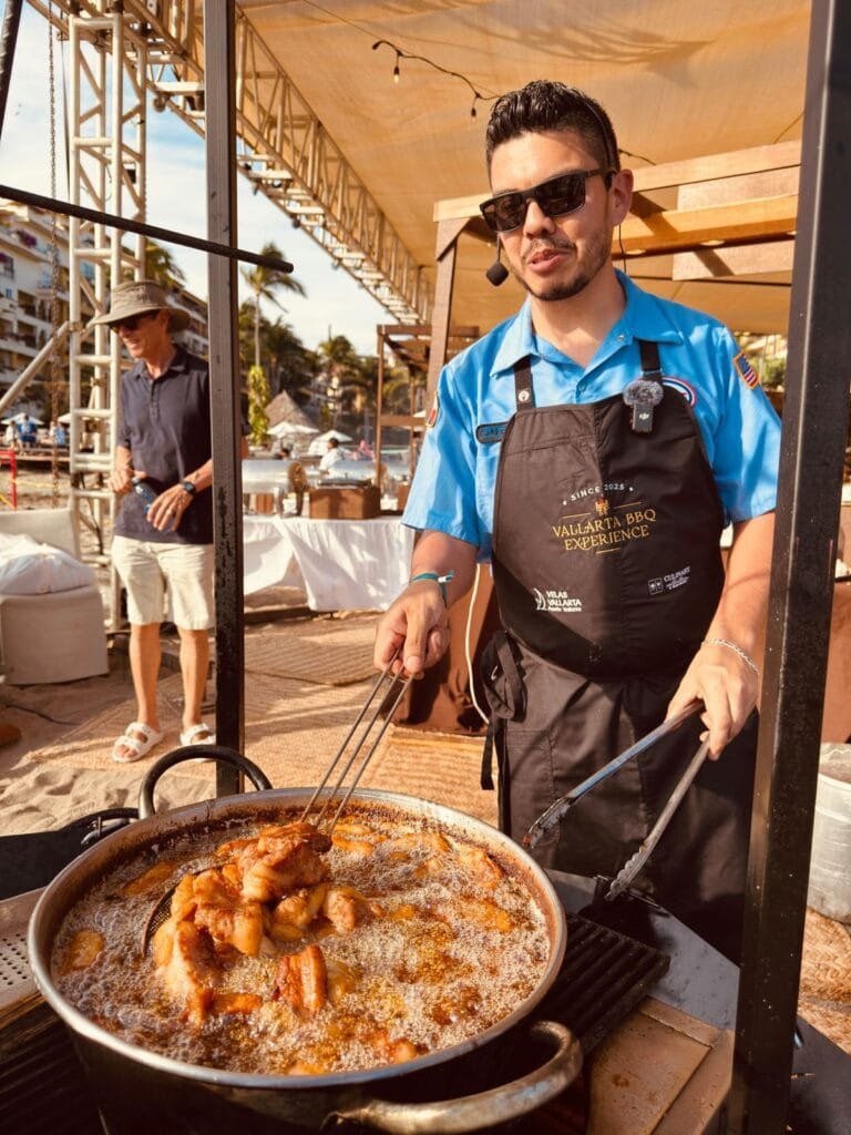 Vallarta BBQ Experience 2026: El festival que encendió la bahía 7 Chef Francisco Franco en preparando platillo en sartén grande