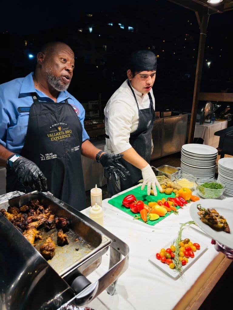 Vallarta BBQ Experience 2026: El festival que encendió la bahía 9 Chef sirviendo platos de degustación a los invitados