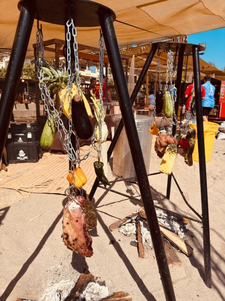 Vallarta BBQ Experience 2026: El festival que encendió la bahía 4 Costillares ahumándose colgados en la playa