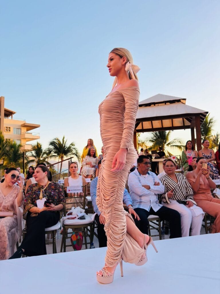Sunset Fashion Show Puerto Vallarta: Un Atardecer de Gala y Solidaridad 5 Modelo desfilando para Pucheta y Paz en el Sunset Fashion Show Puerto Vallarta.