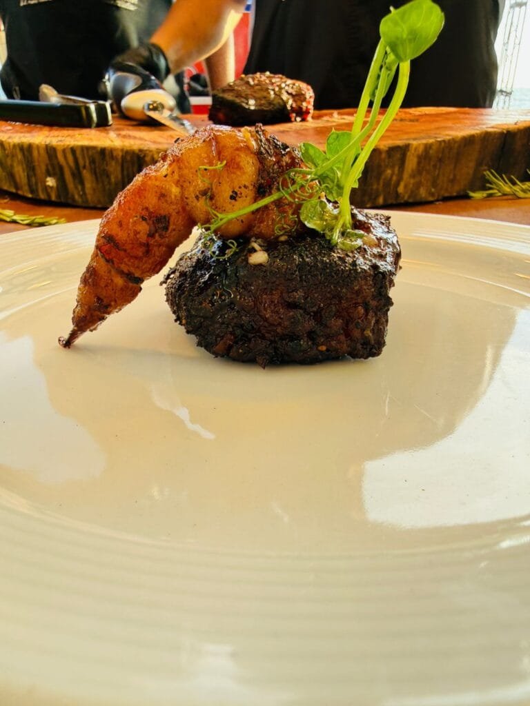 Vallarta BBQ Experience 2026: El festival que encendió la bahía 13 Plato de autor con carne ahumada y guarnición de micro-greens.