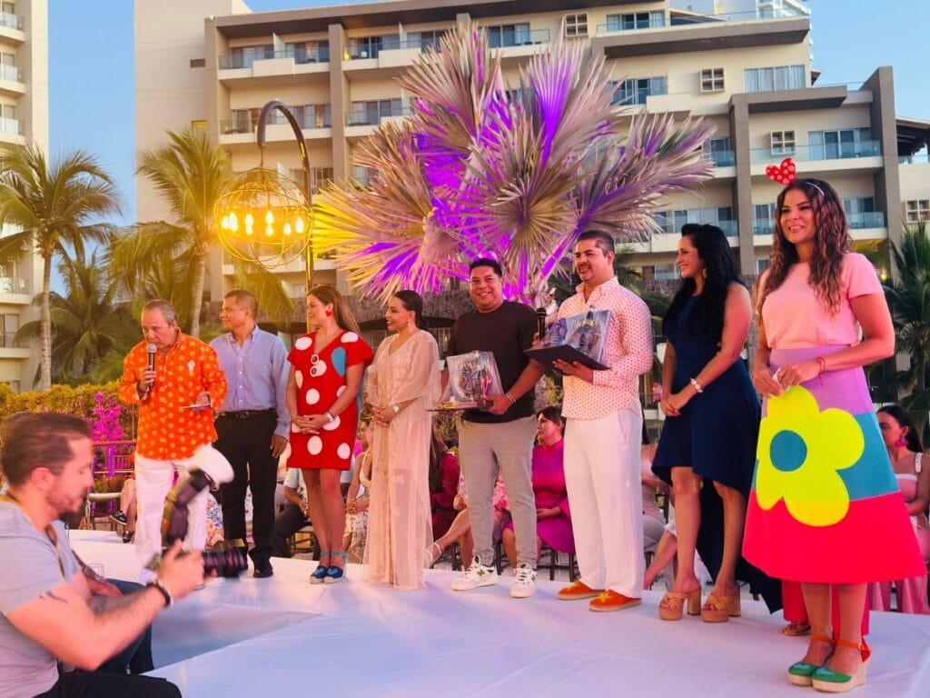 Sunset Fashion Show Puerto Vallarta: Un Atardecer de Gala y Solidaridad 10 Comité organizador entregando reconocimientos en el Sunset Fashion Show Puerto Vallarta.