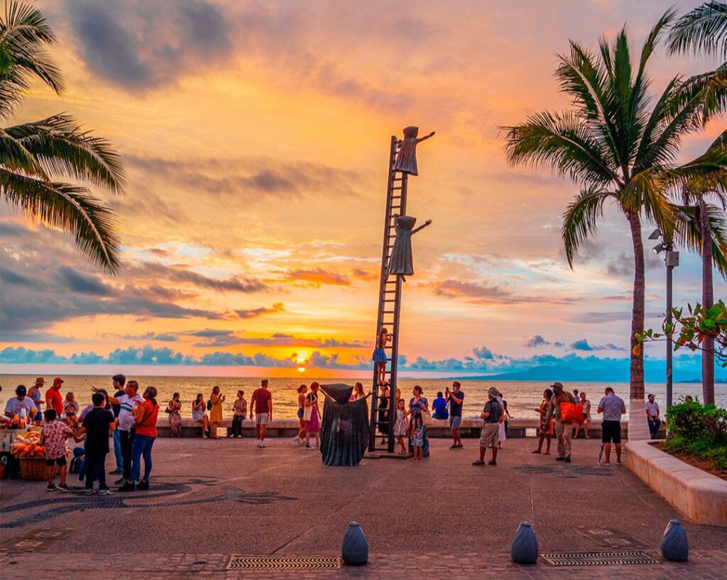 Esculturas icónicas del Malecón durante la Semana Santa en Puerto Vallarta.