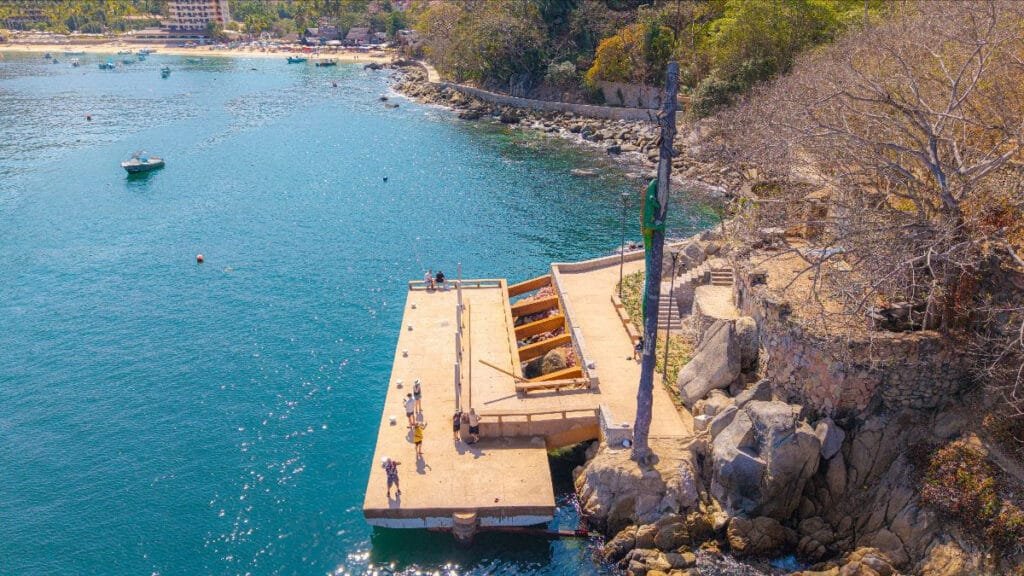 Detalle de la estatua de la iguana en el Muelle de Mismaloya, tributo a la película La Noche de la Iguana.