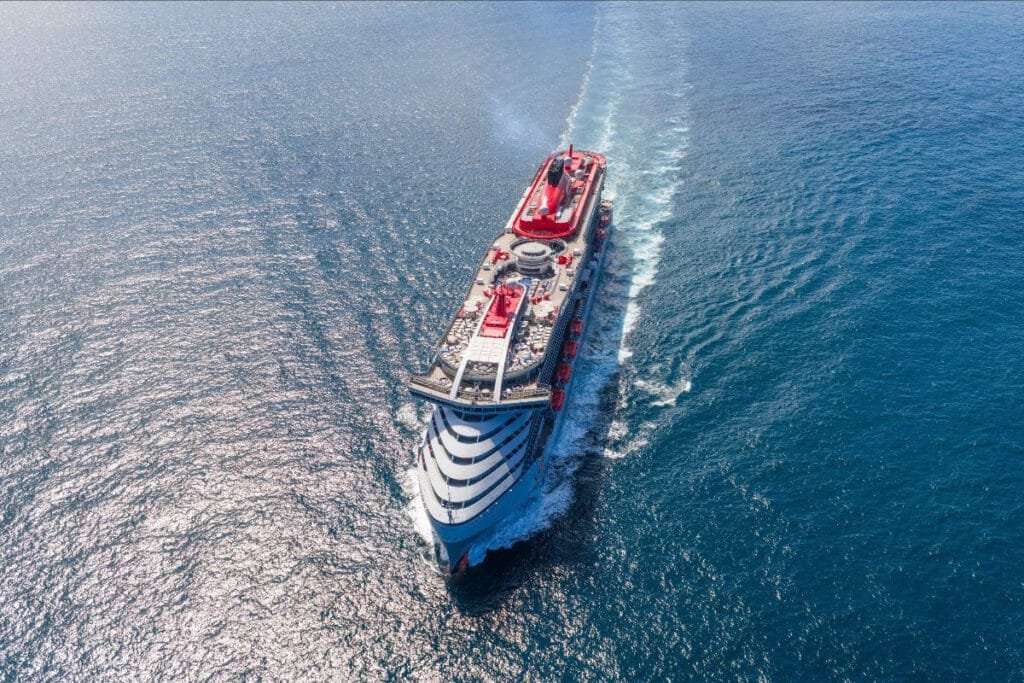 Toma aérea cenital del crucero de lujo Virgin Voyages Puerto Vallarta cruzando el Pacífico.
