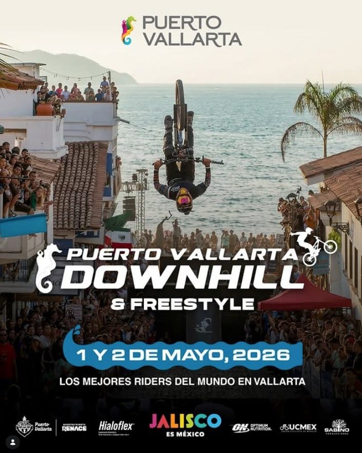 Póster oficial de la Guía Downhill Puerto Vallarta 2026 mostrando a un rider realizando un espectacular backflip frente al mar y los callejones del centro histórico