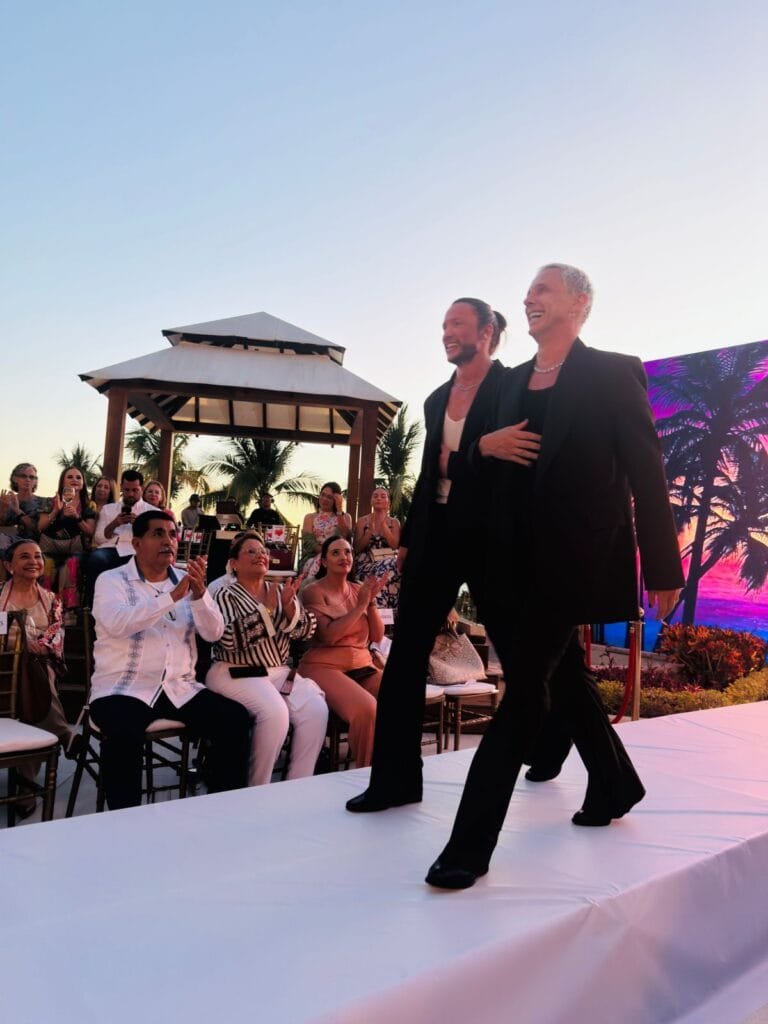 Sunset Fashion Show Puerto Vallarta: Un Atardecer de Gala y Solidaridad 4 Gustavo Pucheta y Fabián Paz saludando al público en el Sunset Fashion Show Puerto Vallarta.