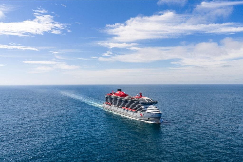Perfil lateral del Brilliant Lady de Virgin Voyages Puerto Vallarta hacia el horizonte.