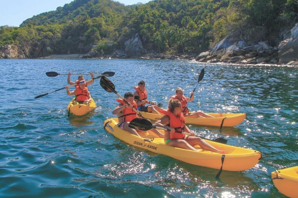 Majahuitas All Inclusive Beach Day: Tu Escapada de Domingo al Paraíso 6 Grupo de personas en kayaks amarillos en Majahuitas Vallarta.