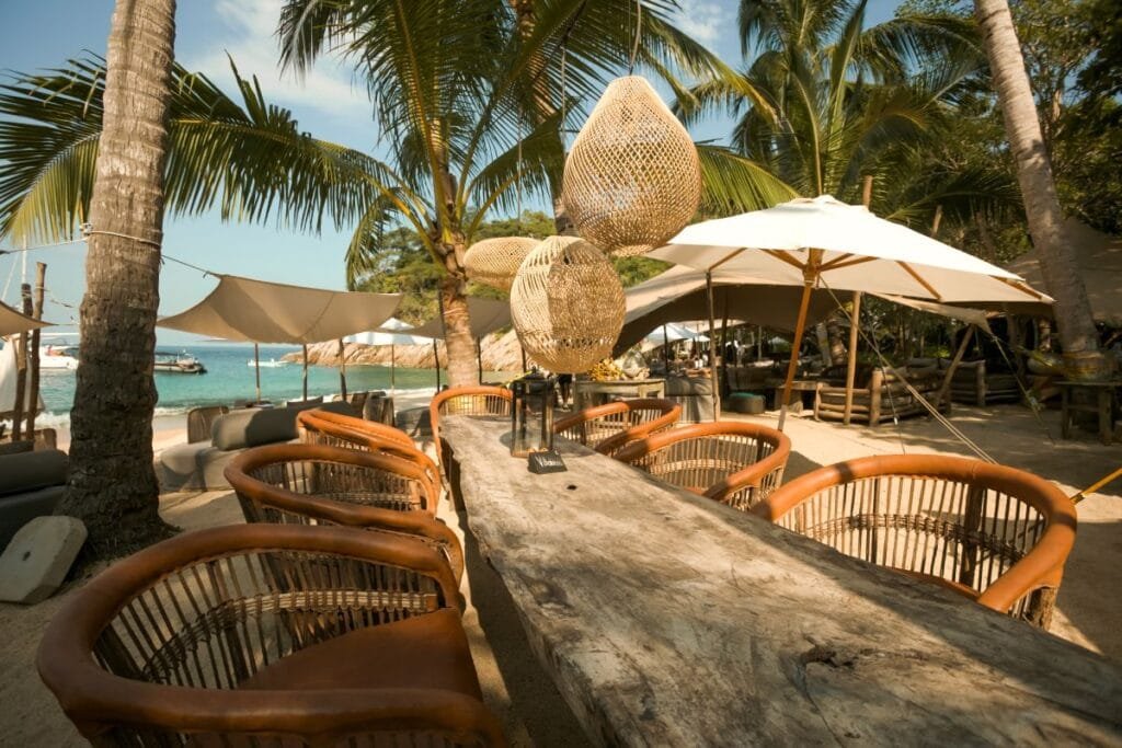 Majahuitas All Inclusive Beach Day: Tu Escapada de Domingo al Paraíso 3 Mobiliario boho chic frente al mar en Majahuitas.