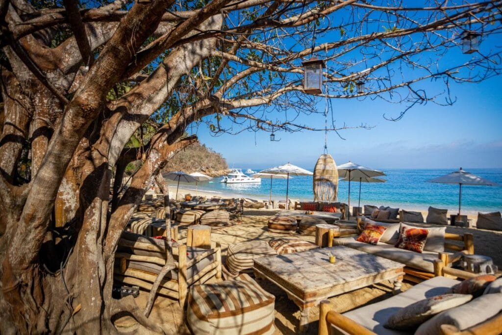 Majahuitas All Inclusive Beach Day: Tu Escapada de Domingo al Paraíso 4 Área de puffs y descanso bajo la sombra en playa Majahuitas.