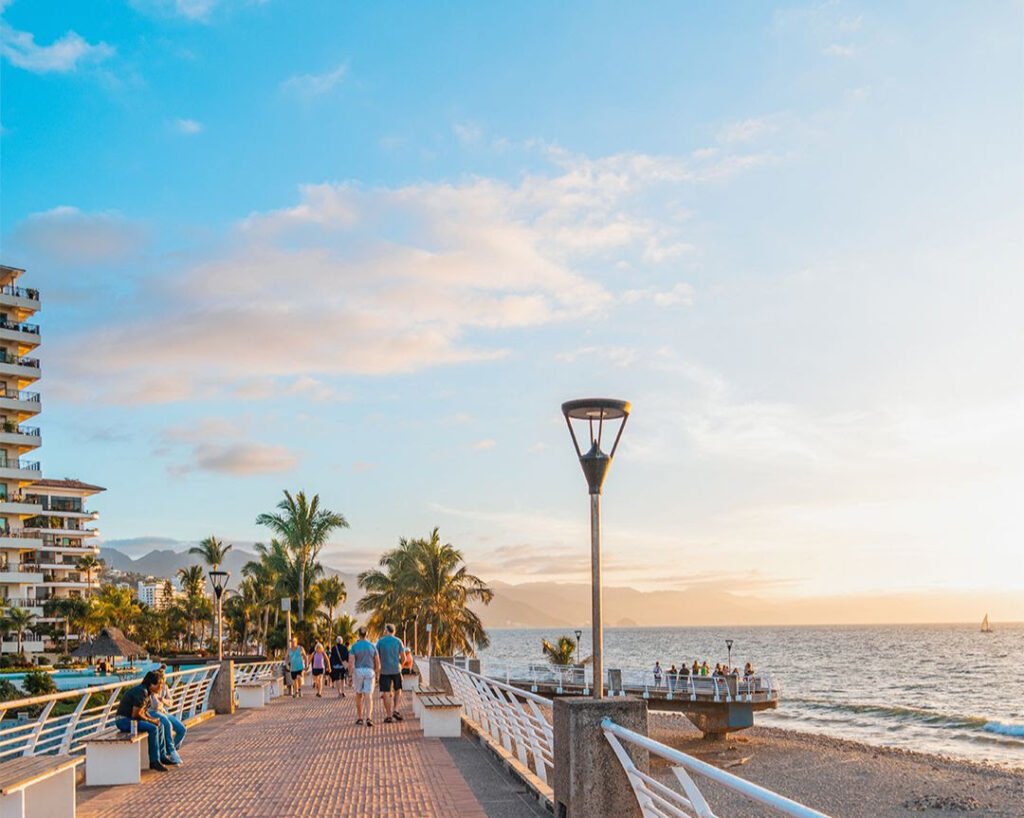 Paseo por el Malecón durante la Semana Santa en Puerto Vallarta al atardecer.