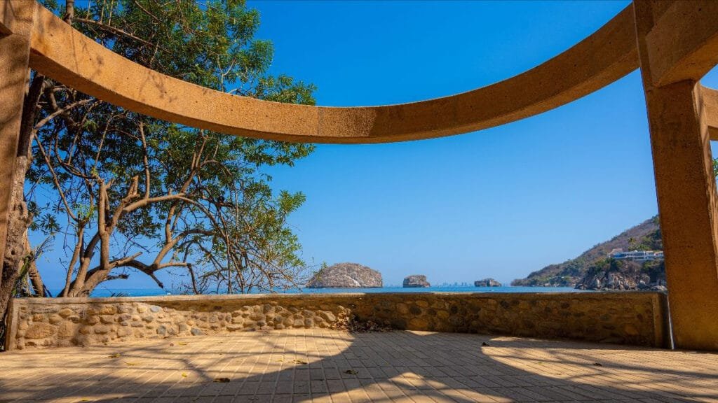 mismaloya-vistas.jpg	Mirador del Muelle de Mismaloya con vista directa hacia los Arcos de Mismaloya en el Océano Pacífico.