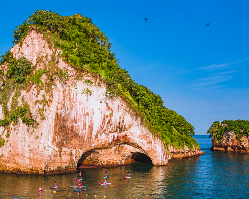 Actividades de mar en Semana Santa en Puerto Vallarta practicando paddle board en Los Arcos.
