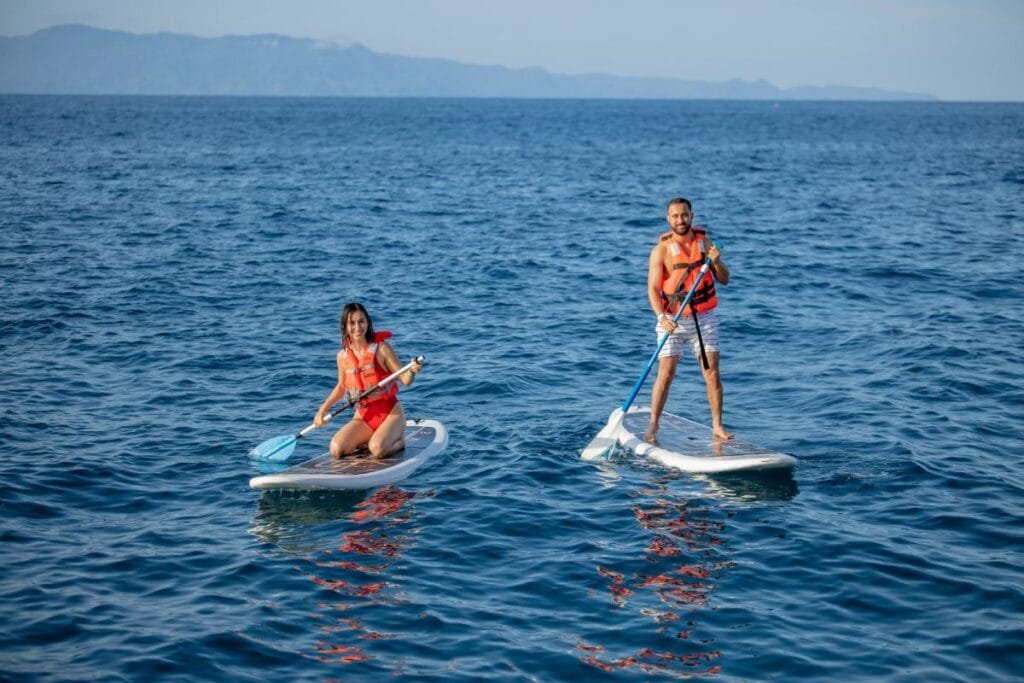Pareja haciendo paddleboard en mar abierto en Puerto Vallarta.