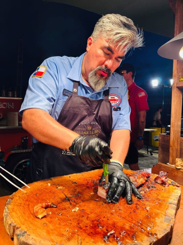 Vallarta BBQ Experience 2026: El festival que encendió la bahía 6 El chef Víctor Howard cortando brisket ahumado en tabla de madera