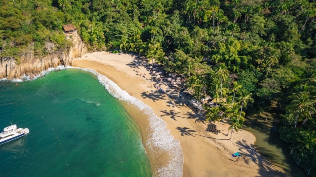 Majahuitas All Inclusive Beach Day: Tu Escapada de Domingo al Paraíso 1 Playa Majahuitas arena dorada y agua cristalina.