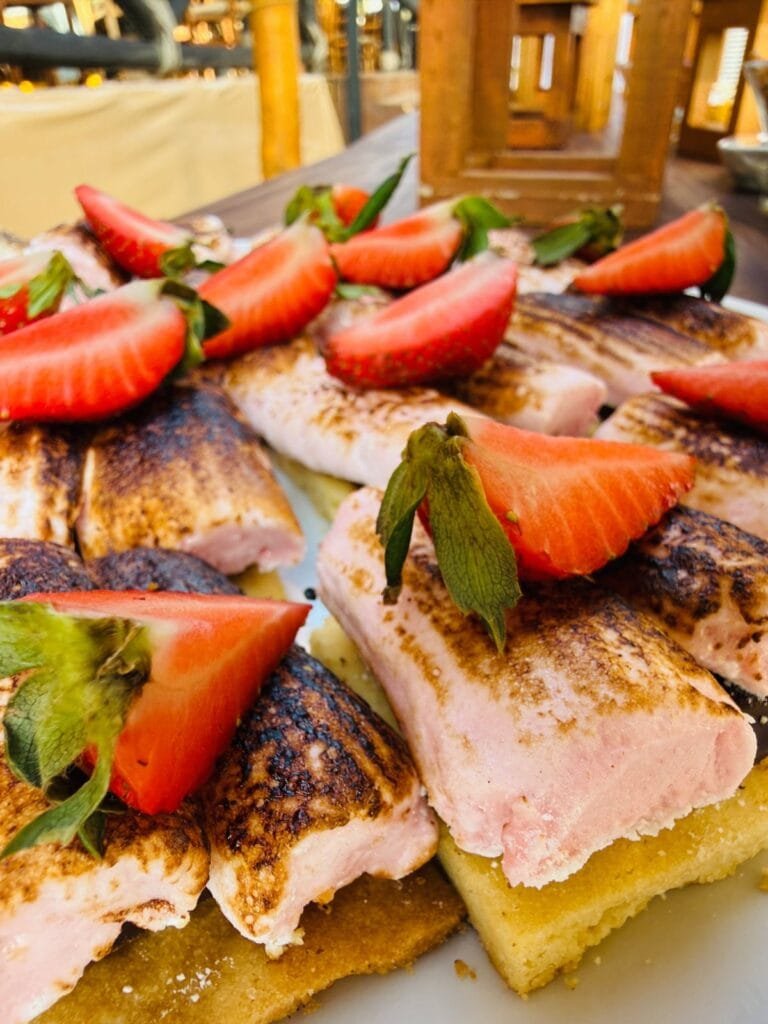 Vallarta BBQ Experience 2026: El festival que encendió la bahía 15 Postre de fresas con crema y base crujiente.