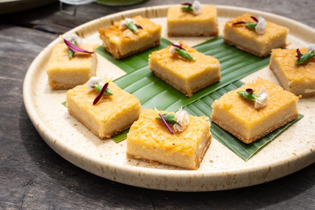 Postres tradicionales decorados con flores en Playa Majahuitas.