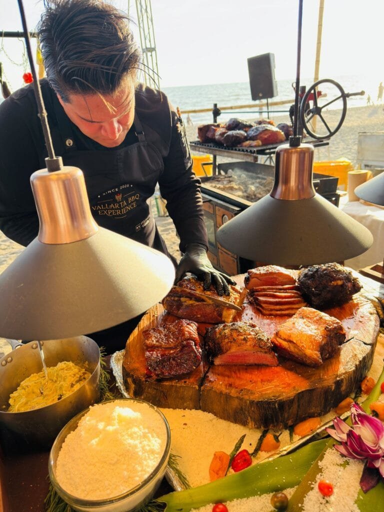Vallarta BBQ Experience 2026: El festival que encendió la bahía 8 Primer plano de chef preparando acompañamientos gourmet