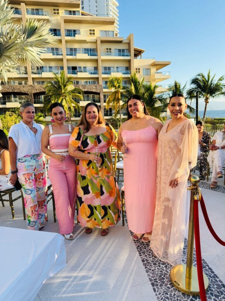 Sunset Fashion Show Puerto Vallarta: Un Atardecer de Gala y Solidaridad 11 Karen Malacara y personalidades en el Sunset Fashion Show Puerto Vallarta.