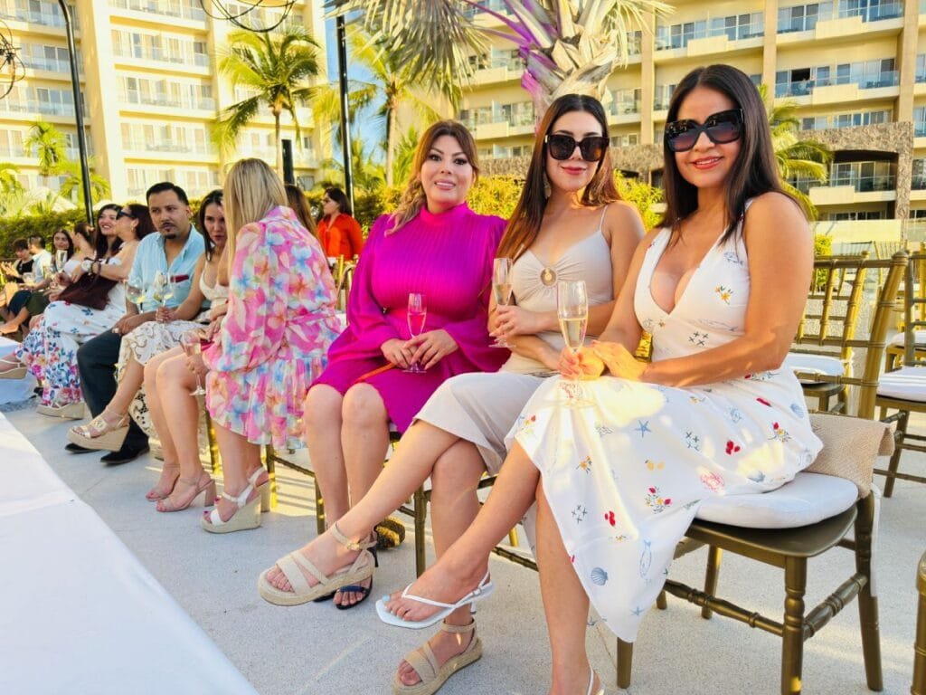 Sunset Fashion Show Puerto Vallarta: Un Atardecer de Gala y Solidaridad 15 Brindis y elegancia en el Sunset Fashion Show Puerto Vallarta.