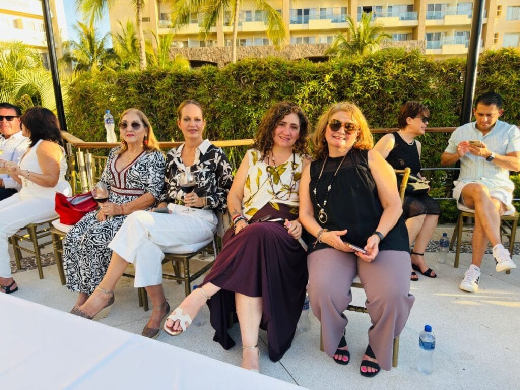 Sunset Fashion Show Puerto Vallarta: Un Atardecer de Gala y Solidaridad 18 Filantropía y estilo en el Sunset Fashion Show Puerto Vallarta.