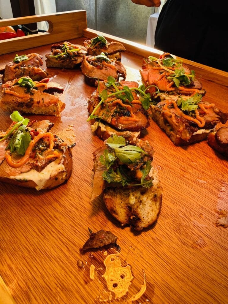 Vallarta BBQ Experience 2026: El festival que encendió la bahía 12 Charola de tapas y bocadillos gourmet servidos en el festival.