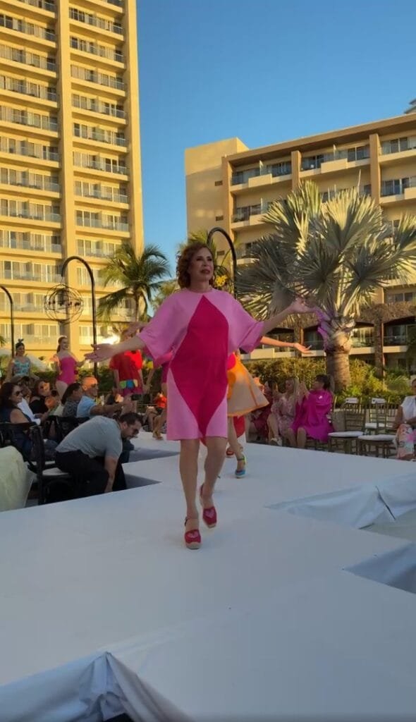 Sunset Fashion Show Puerto Vallarta: Un Atardecer de Gala y Solidaridad 3 La diseñadora Ágatha Ruiz de la Prada en el Sunset Fashion Show Puerto Vallarta.