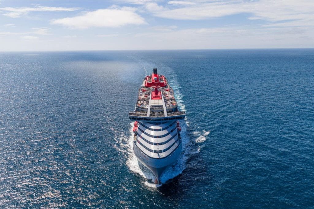 Proa del buque Brilliant Lady de Virgin Voyages Puerto Vallarta navegando en mar abierto.