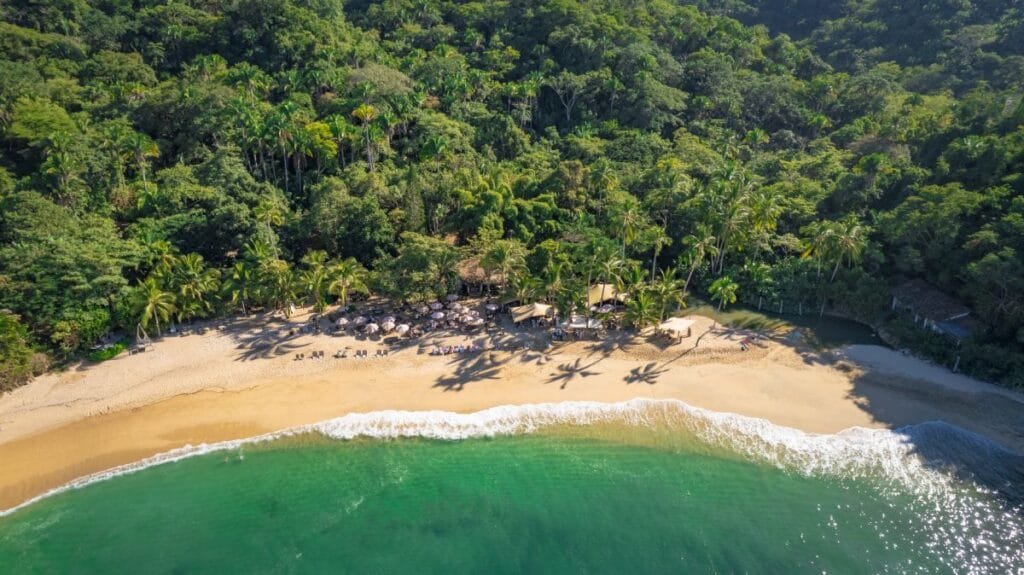 Panorámica aérea de la caleta de Majahuitas rodeada de selva.