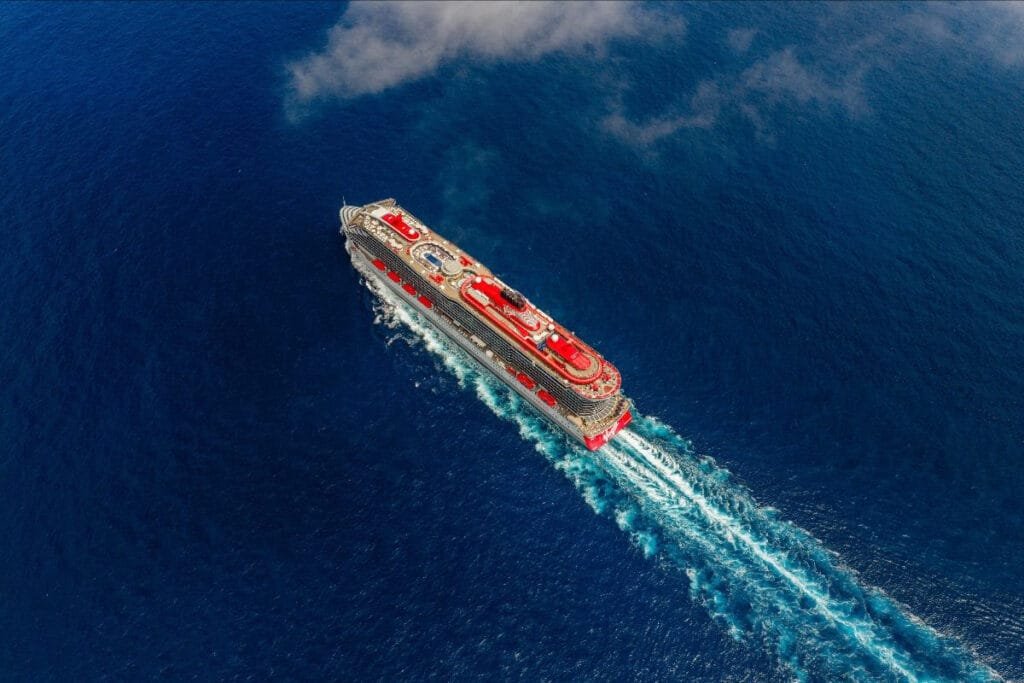Vista trasera de la estela del crucero Brilliant Lady de Virgin Voyages Puerto Vallarta.
