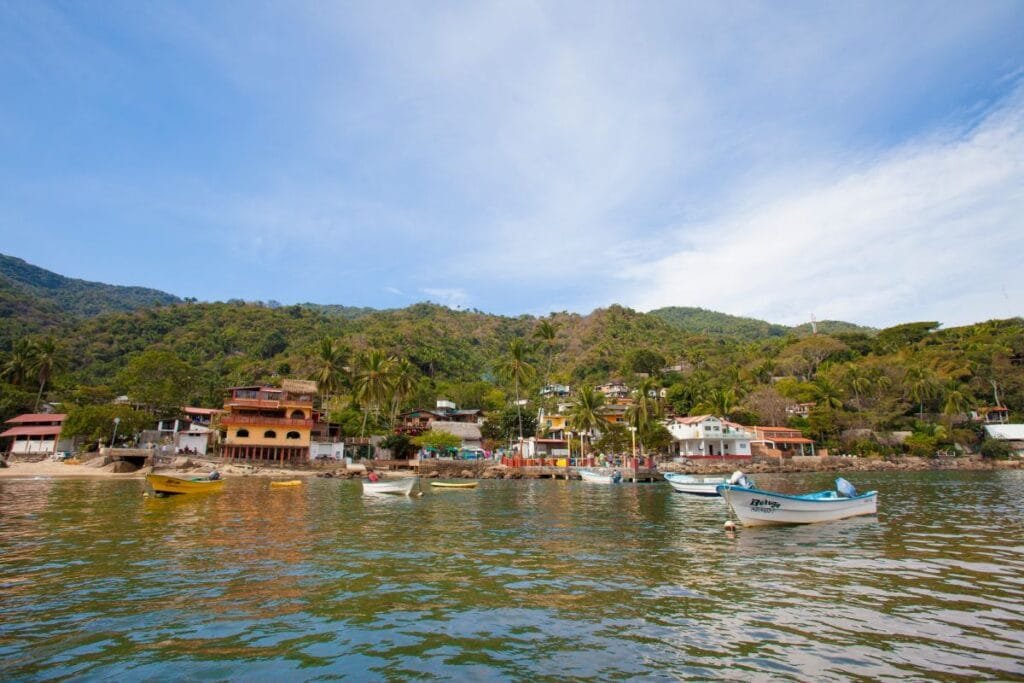 Casas coloridas y botes en la costa del pueblo de Yelapa.