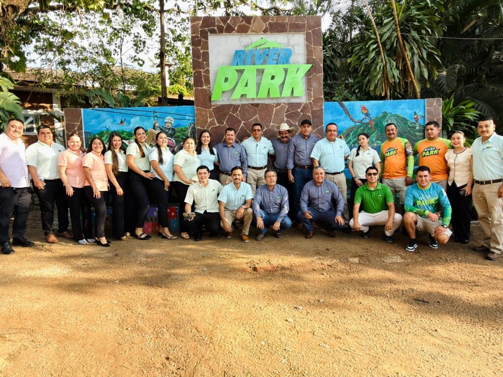 Colaboradores, guías y personal operativo de la cooperativa celebrando el lanzamiento de River Park Puerto Vallarta en la selva.