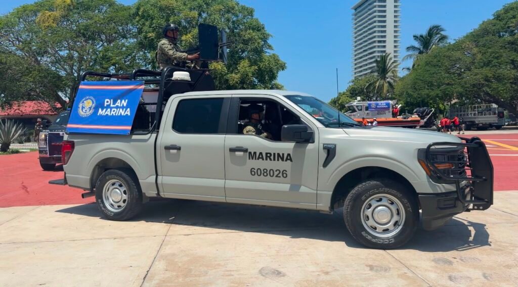 Gran alineamiento de personal naval, militar y de rescate civil que conforma el Operativo Salvavidas Puerto Vallarta.