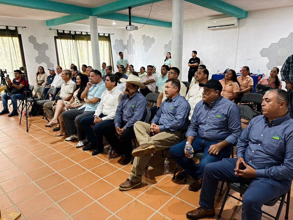 ntegrantes del Consejo de Administración y asistentes sentados durante la rueda de prensa de lanzamiento de River Park Puerto Vallarta.