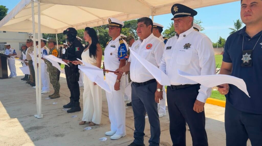 Autoridades locales y federales ondeando banderas durante la ceremonia oficial del Operativo Salvavidas Puerto Vallarta.