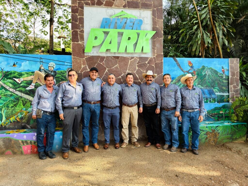 El Consejo de Administración de River Park Puerto Vallarta posando frente a la nueva identidad de marca de la cooperativa turística.