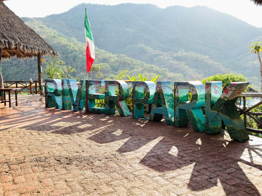 Destacando el paisaje panorámico con la bandera de México.