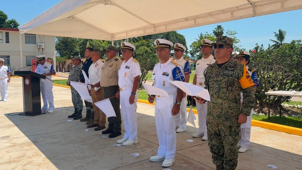 Mandos militares y de la Secretaría de Marina coordinando el banderazo de salida de la Operación Salvavidas Puerto Vallarta en la costa.