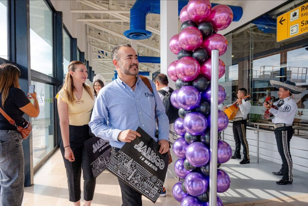 Increíbles Nuevos Vuelos a Puerto Vallarta: Volaris Estrena 3 Rutas 1 Pasajeros y autoridades celebran la llegada de los nuevos vuelos a Puerto Vallarta.