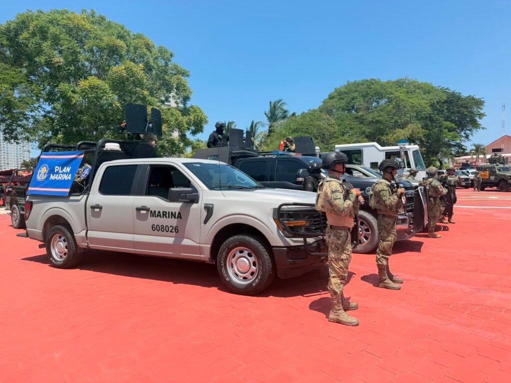 Efectivos navales de la Guardia Costera vigilando la zona junto a patrullas terrestres del Operativo Salvavidas Puerto Vallarta.
