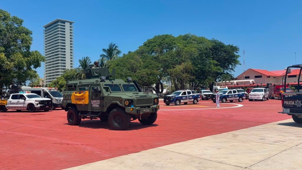Unidad motorizada del Ejército Mexicano resguardando la zona en el marco del Operativo Salvavidas Puerto Vallarta 2026.