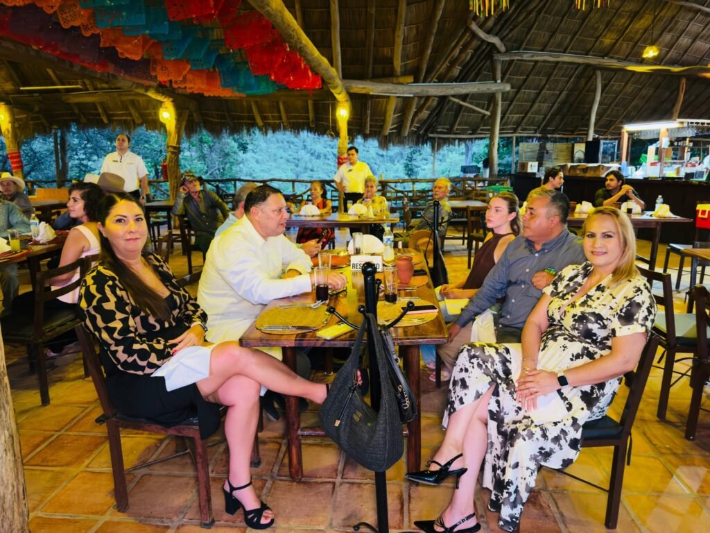 Aniversario River Park Puerto Vallarta: ¡Mágica fiesta! 4 Invitados disfrutando de la cena campirana y brindando en la mesa de gala durante el Aniversario River Park Puerto Vallarta.
