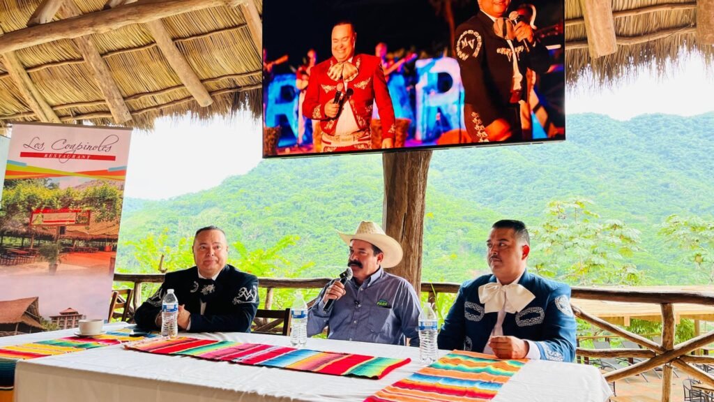 Aniversario River Park Puerto Vallarta: ¡Mágica fiesta! 1 Miguel Pulido y Manuel Vargas en el presídium anunciando la bohemia musical para el Aniversario River Park Puerto Vallarta.