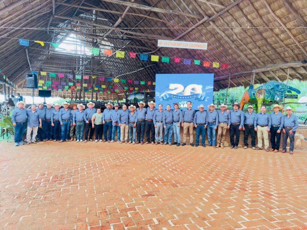 Aniversario River Park Puerto Vallarta: ¡Mágica fiesta! 2 El gran equipo de ejidatarios y colaboradores celebrando unidos en el marco del Aniversario River Park Puerto Vallarta.